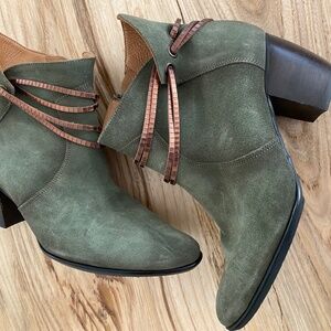 Sundance Leather/suede  ankle boots